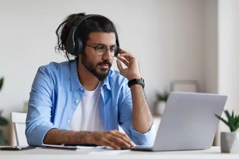 Focused professional learning UI-UX design on a laptop Focused professional learning UI-UX design on a laptop