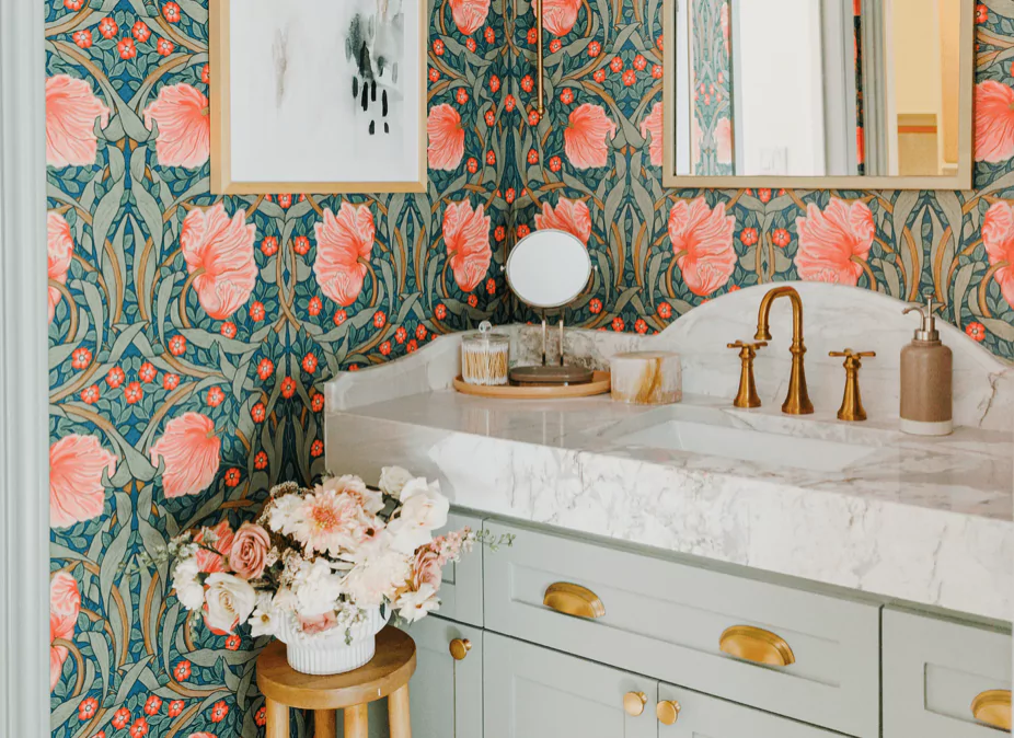 Use of flower patterned wallpaper for bathroom design
