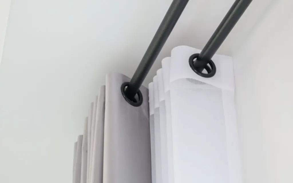 Grommet - A reinforced hole or ring in the curtain
Grommet - A reinforced hole or ring in the curtain