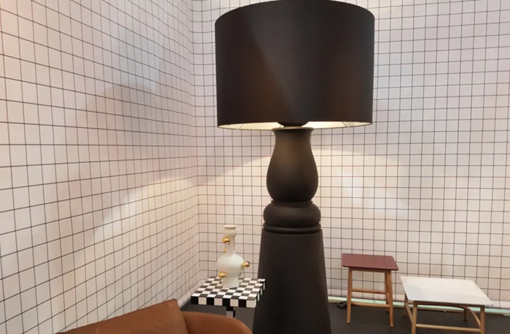 A seating area with a large lamp placed in the corner A seating area with a large lamp placed in the corner