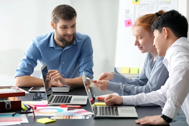Senior UX designer training a UX design intern Senior UX designer training a UX design intern