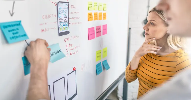 UX designers mapping user responses for brainstorming.
