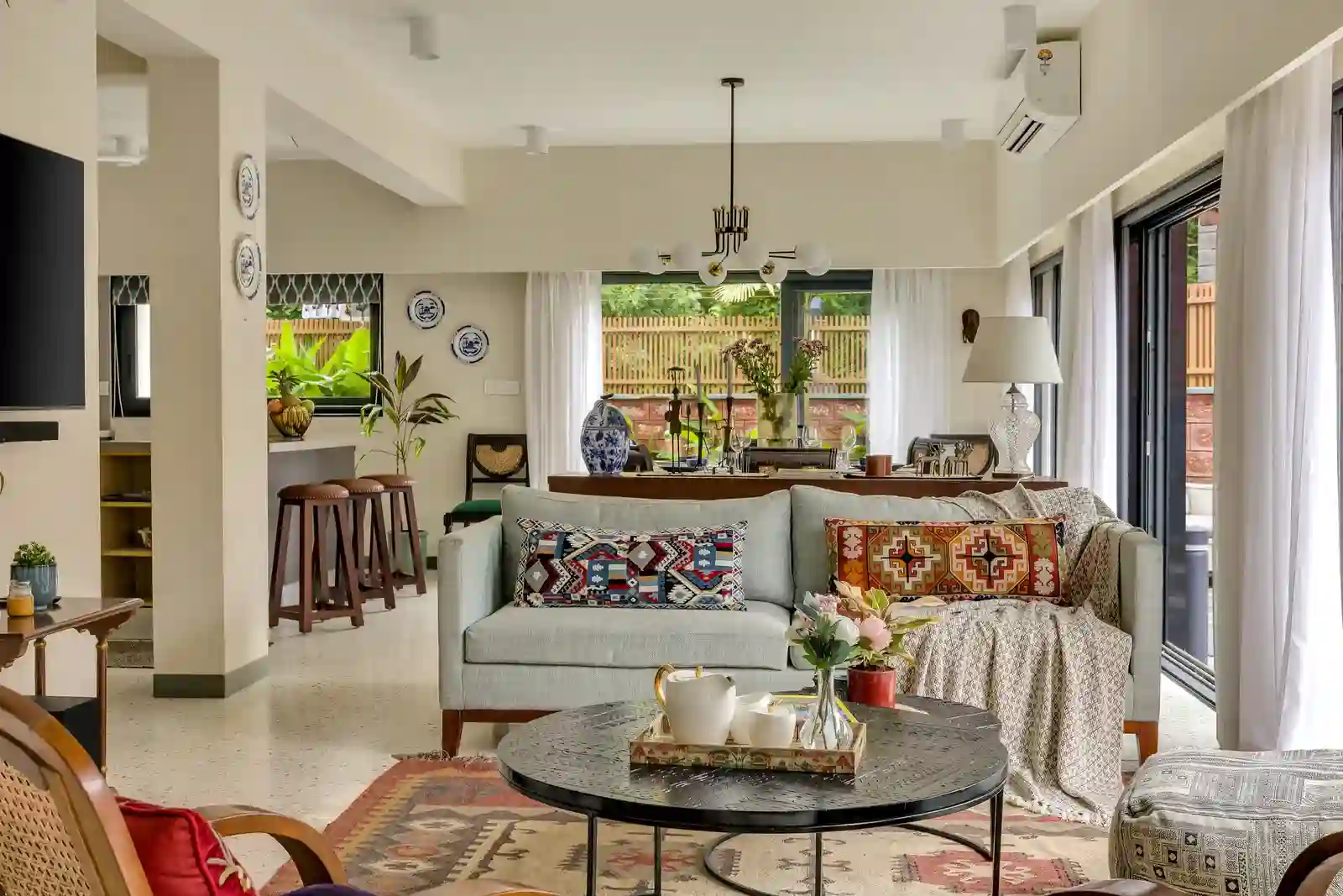 A villa perfectly capturing the blend of contemporary and traditional interior design styles
A villa perfectly capturing the blend of contemporary and traditional interior design styles