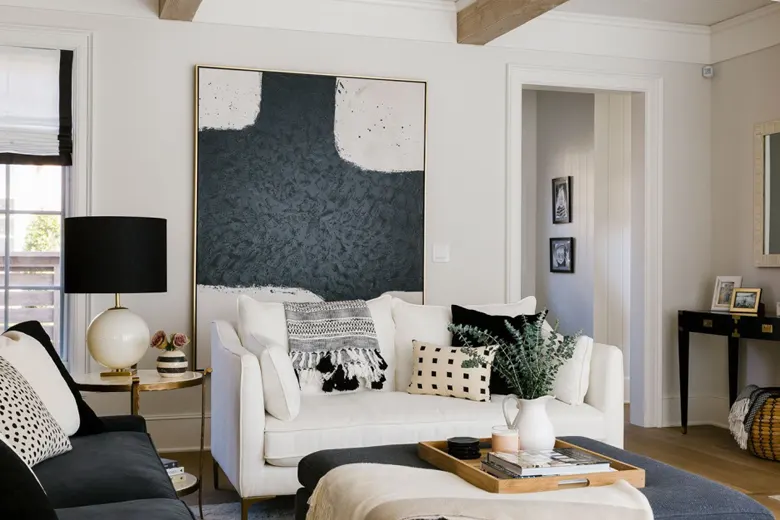 Use of oversized artwork to make the room appear wider Use of oversized artwork to make the room appear wider