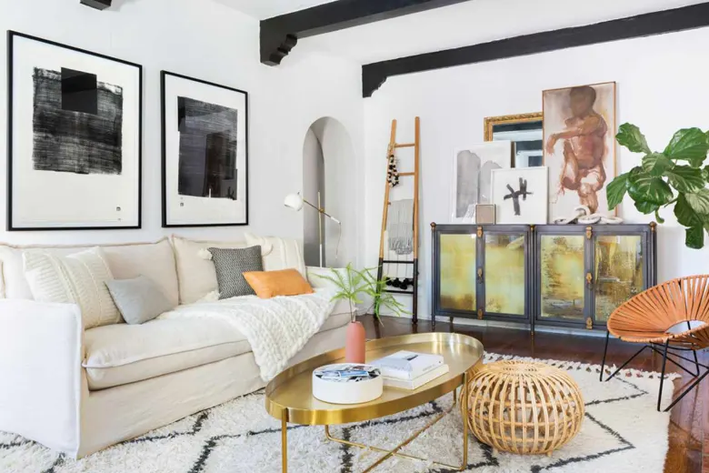 Incorporation of natural materials like wood, stone and natural fibres in a living room Incorporation of natural materials like wood, stone and natural fibres in a living room