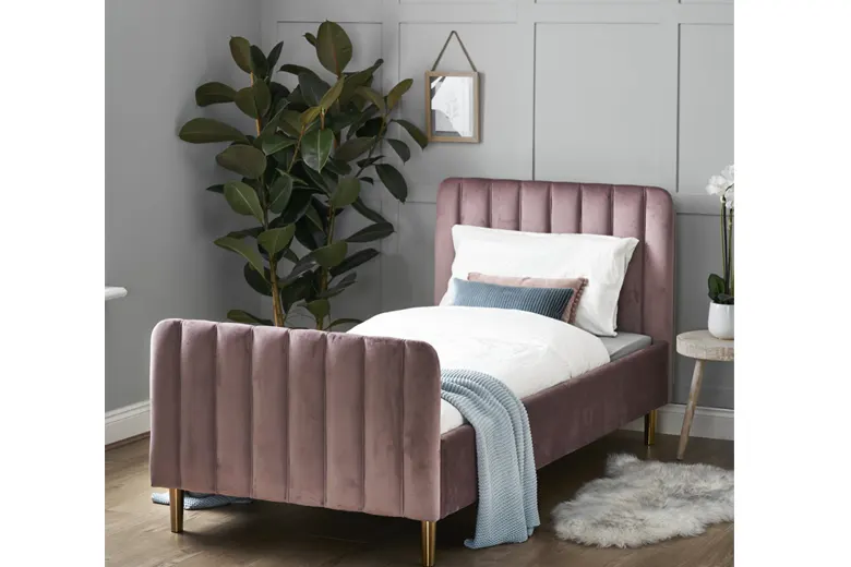 Small bedroom with a single bed to maximize space and create openness. Small bedroom with a single bed to maximize space and create openness.