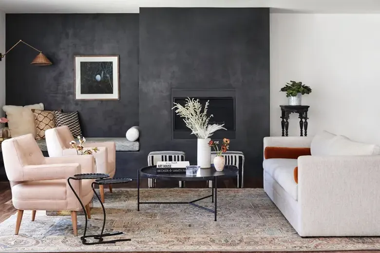 Dark walls balanced against light coloured furniture
Dark walls balanced against light coloured furniture