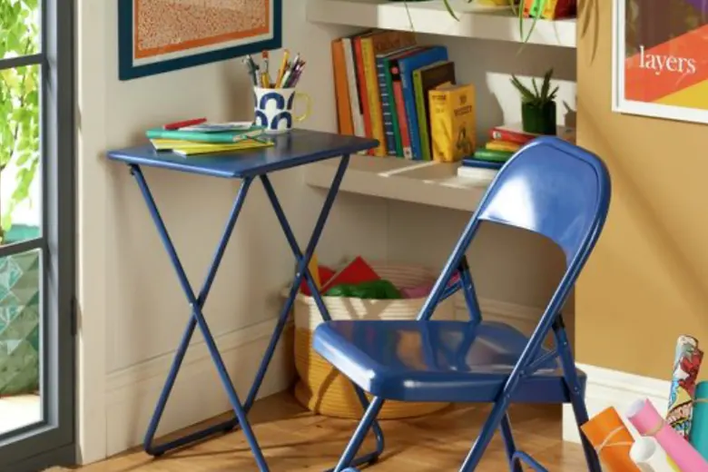 Small bedroom with foldable furniture like a desk and chair for versatility.
Small bedroom with foldable furniture like a desk and chair for versatility.