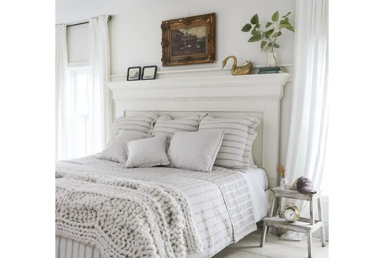 Modern minimalist bedroom design with white bedding Modern minimalist bedroom design with white bedding