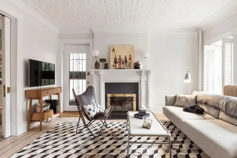 Large rug used to delineate seating areas and create an illusion of space
Large rug used to delineate seating areas and create an illusion of space