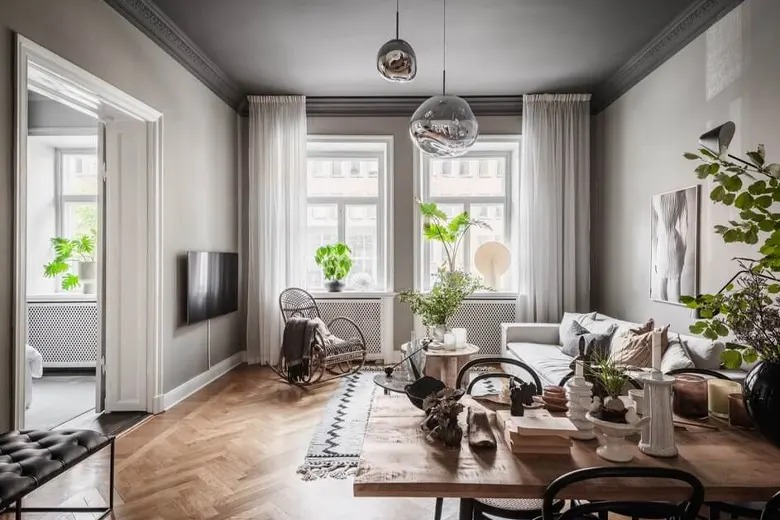 Ceiling painted in a dark colour to create an illusion of increased height
Ceiling painted in a dark colour to create an illusion of increased height
