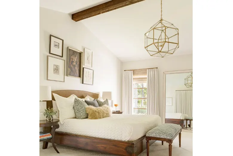 A master bedroom with interior design inspired by gold and wood.

