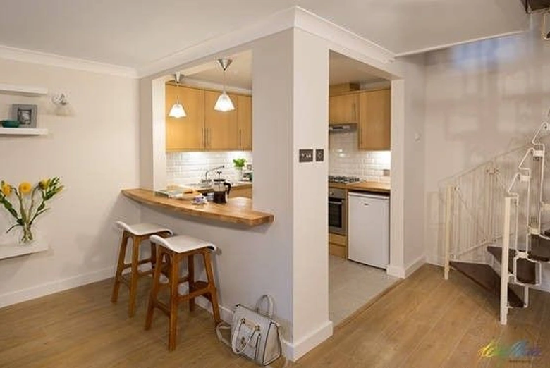 Kitchen design with breakfast counter and open-plan layout