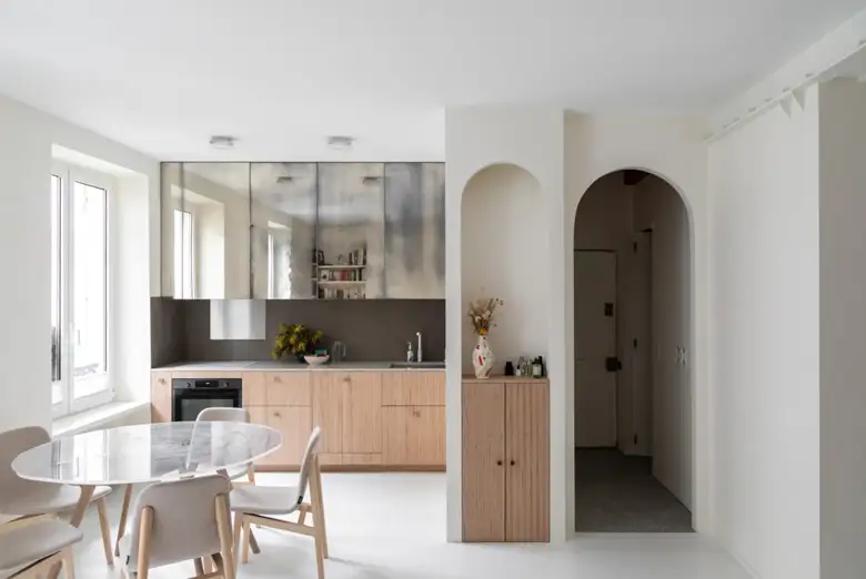 Glass reflective backsplash used to strike a balance
