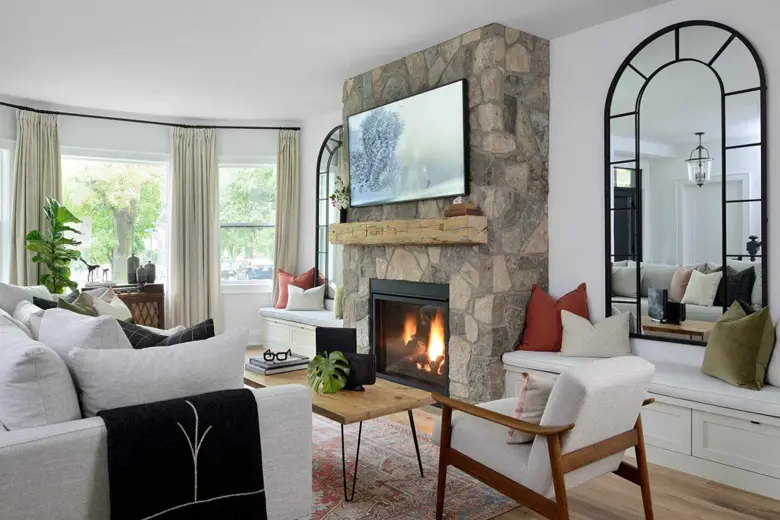 A chic living room with a fireplace, a coffee table and a seating arrangement to accommodate four people
A chic living room with a fireplace, a coffee table and a seating arrangement to accommodate four people