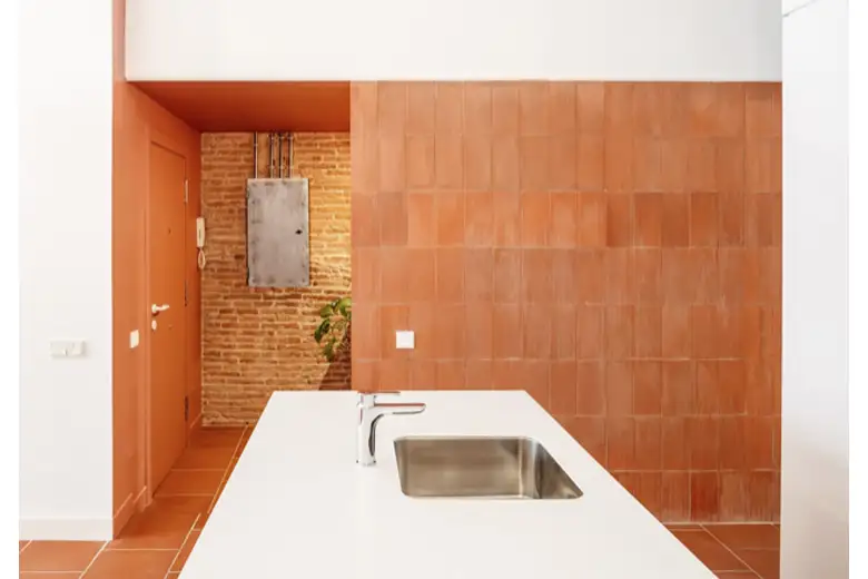 An open kitchen with terracotta accents.
An open kitchen with terracotta accents.