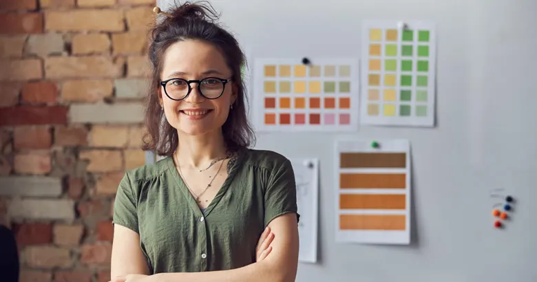 A learner enrolled in an online interior design course
