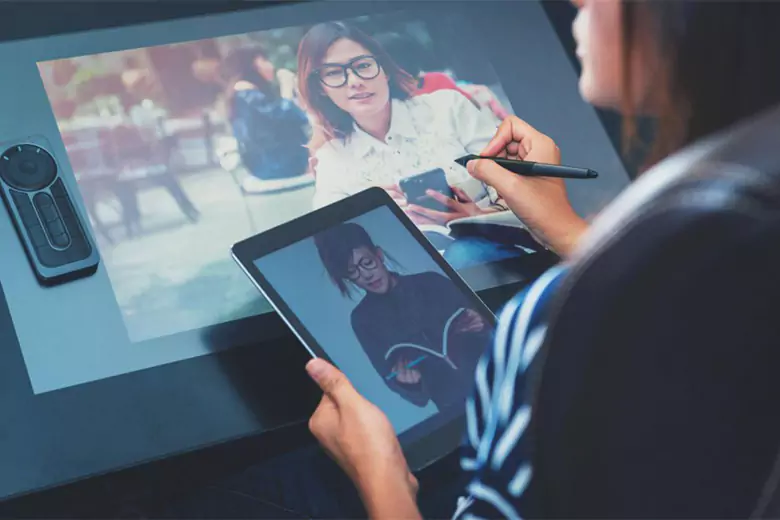 An illustrator creating realistic illustration.