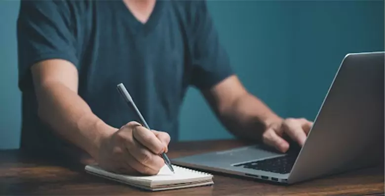 Student searching for available free and paid Photoshop courses online Student searching for available free and paid Photoshop courses online