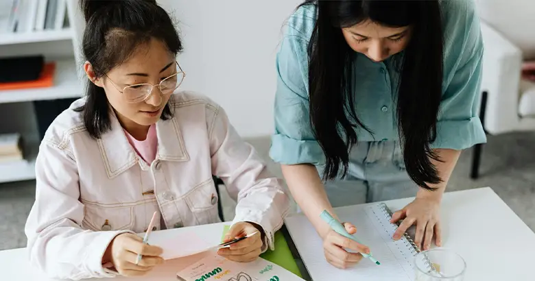 Young professionals applying creativity in Design Thinking for innovative solutions.