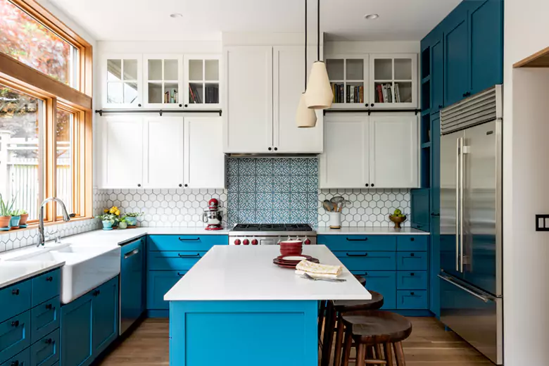 Modern kitchen interior design idea using the color-blocking technique.
Modern kitchen interior design idea using the color-blocking technique.