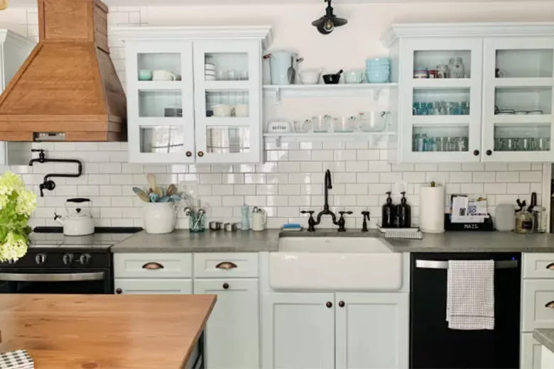 Image displaying modern kitchen cabinets with white paint, for a classy and clean look. Image displaying modern kitchen cabinets with white paint, for a classy and clean look.