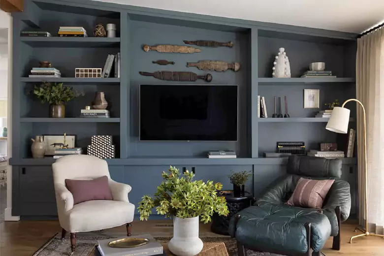 Hall furniture design idea with built-in shelves