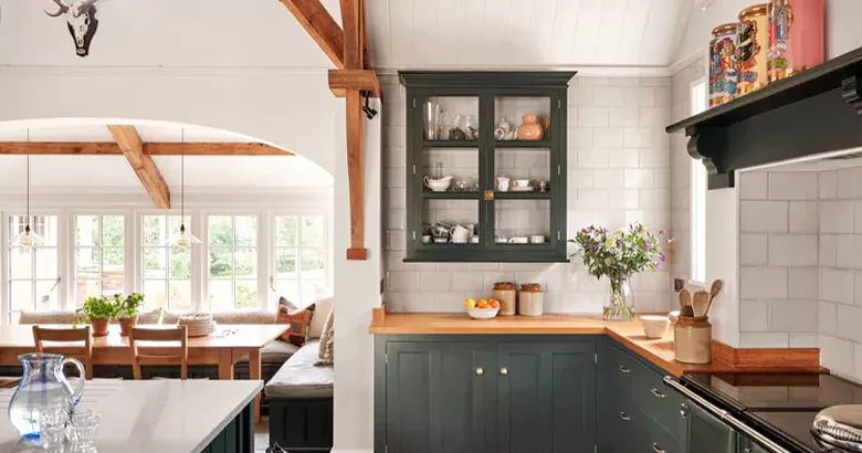 Modern kitchen interior design ideas for home renovation.