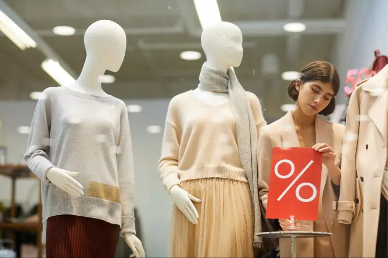 Picture of a boutique displays dresses and discounts styled by a visual merchandiser.
Picture of a boutique displays dresses and discounts styled by a visual merchandiser.