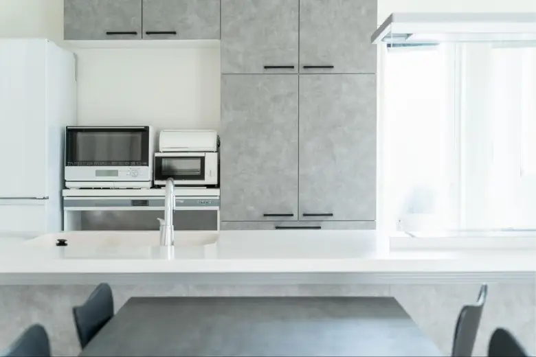 An all-white monochromatic kitchen interior design style
An all-white monochromatic kitchen interior design style