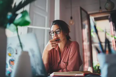 Picture of a woman applying the rule of thirds in UI UX design.