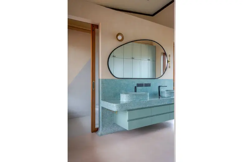 Paint splash as a bathroom cabinet design idea
Paint splash as a bathroom cabinet design idea