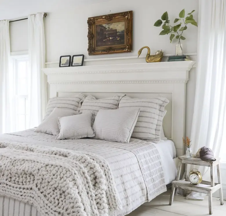 All-white furnishings bedroom design.
All-white furnishings bedroom design.