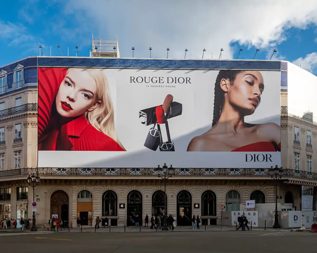 Dior's Outdoor Ad Campaign
Dior's Outdoor Ad Campaign