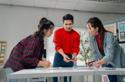 Design professionals discussing application of UI UX design trends